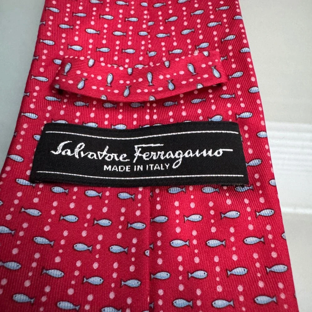 Salvatore Ferragamo Necktie Red Fish Print 100% Silk Tie Made in Italy 56x3.5